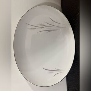 Platinum Wheat Fine China 14 Inch Oval Platter
Pre-Owned
